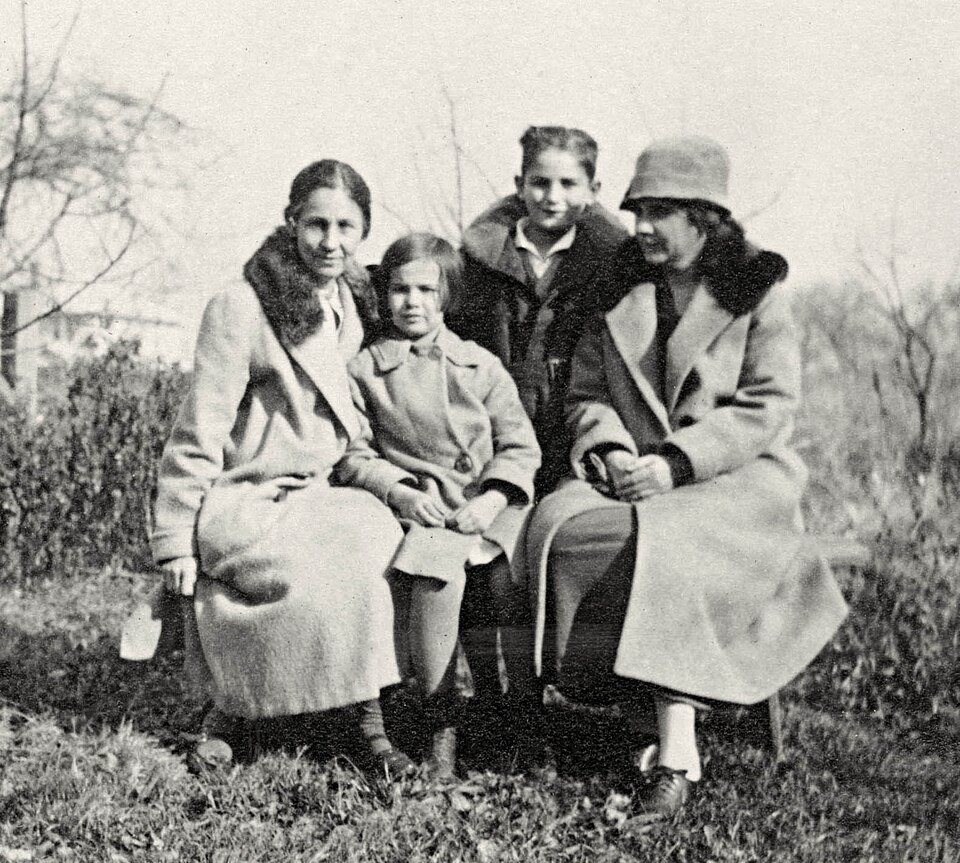 Джессі Тафт і Вірджинія Робінсон з дітьми Евереттом і Мартою, 1923 рік